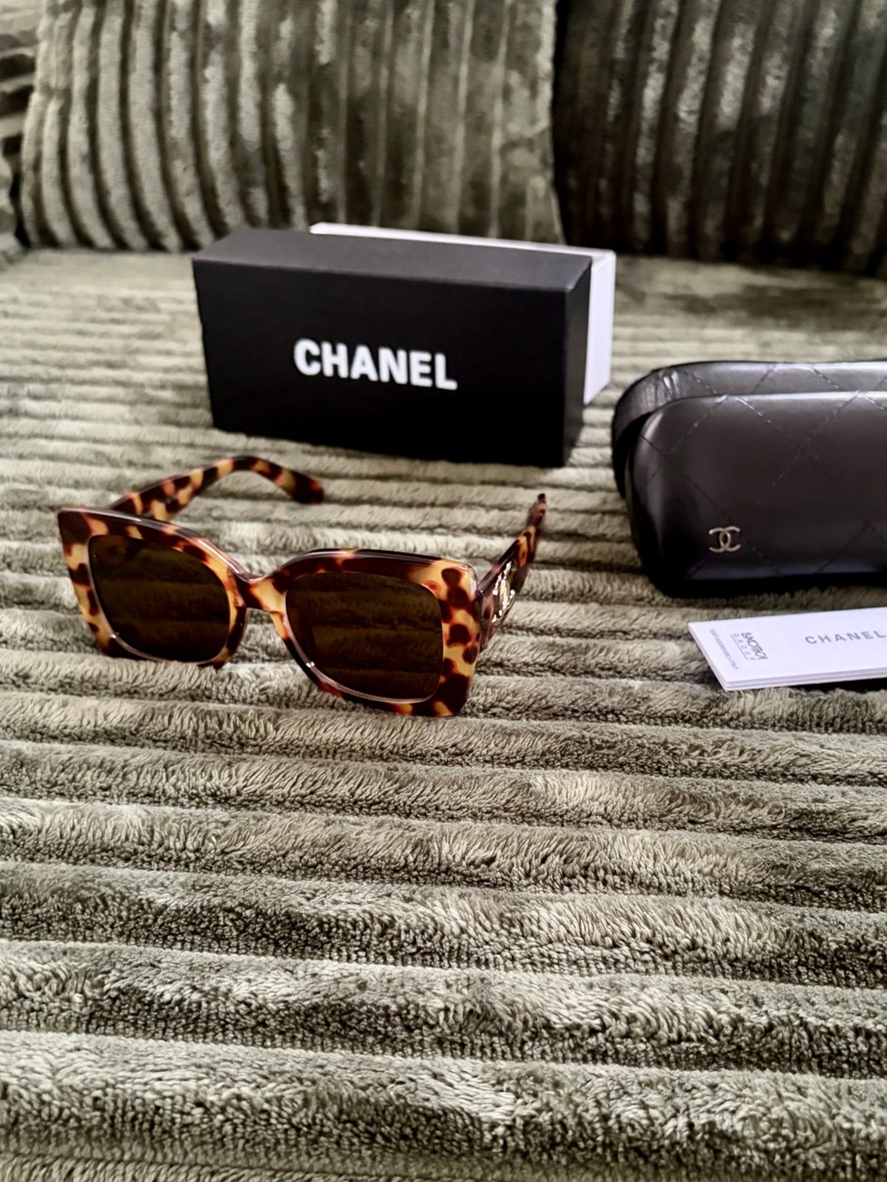 CHANEL Tortoiseshell Cat-Eye Sunglasses - Brown and Amber - Picture 2 of 7